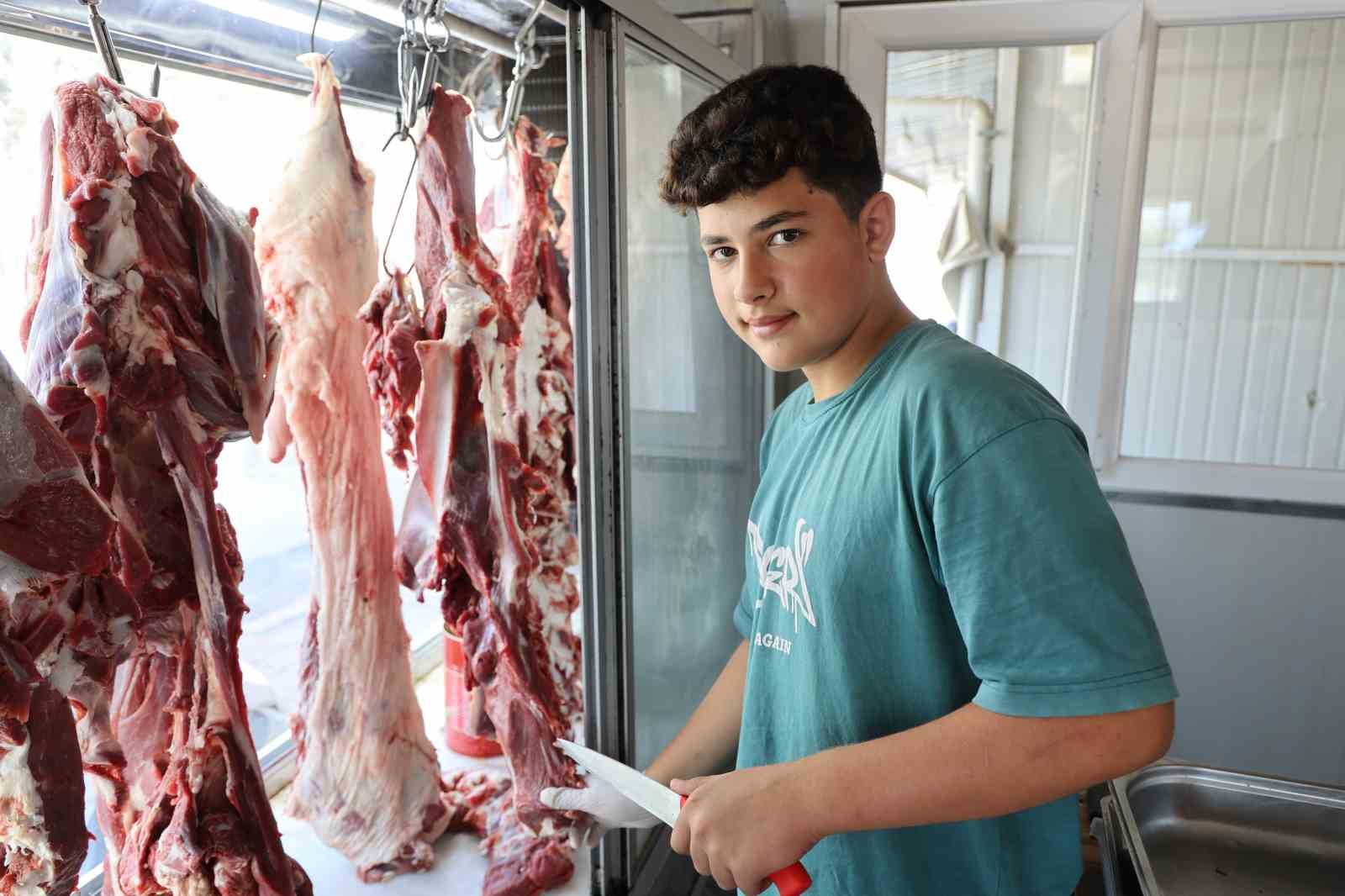 6 YILDIR BABASININ YANINDA MESLEĞİ ÖĞRENEN 14 YAŞINDAKİ KASAP, YILLARIN USTALARINA MEYDAN OKUYOR