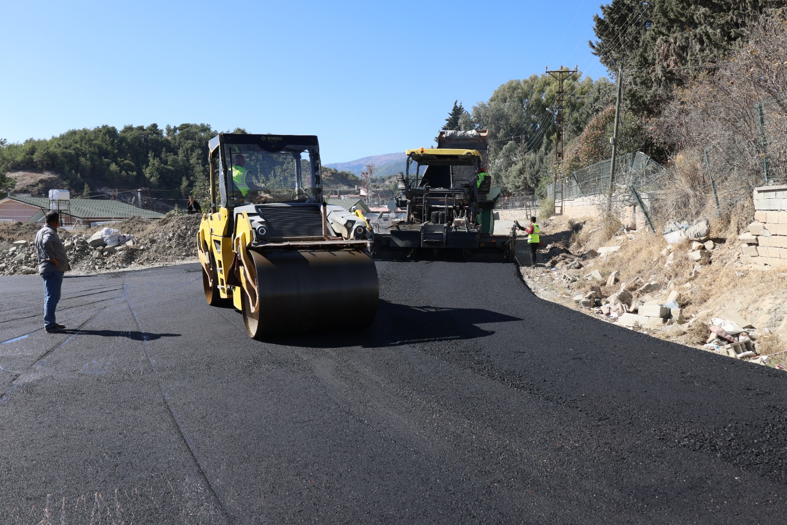 BÜYÜKŞEHİR’İN ASFALT SEFERBERLİĞİ SÜRÜYOR