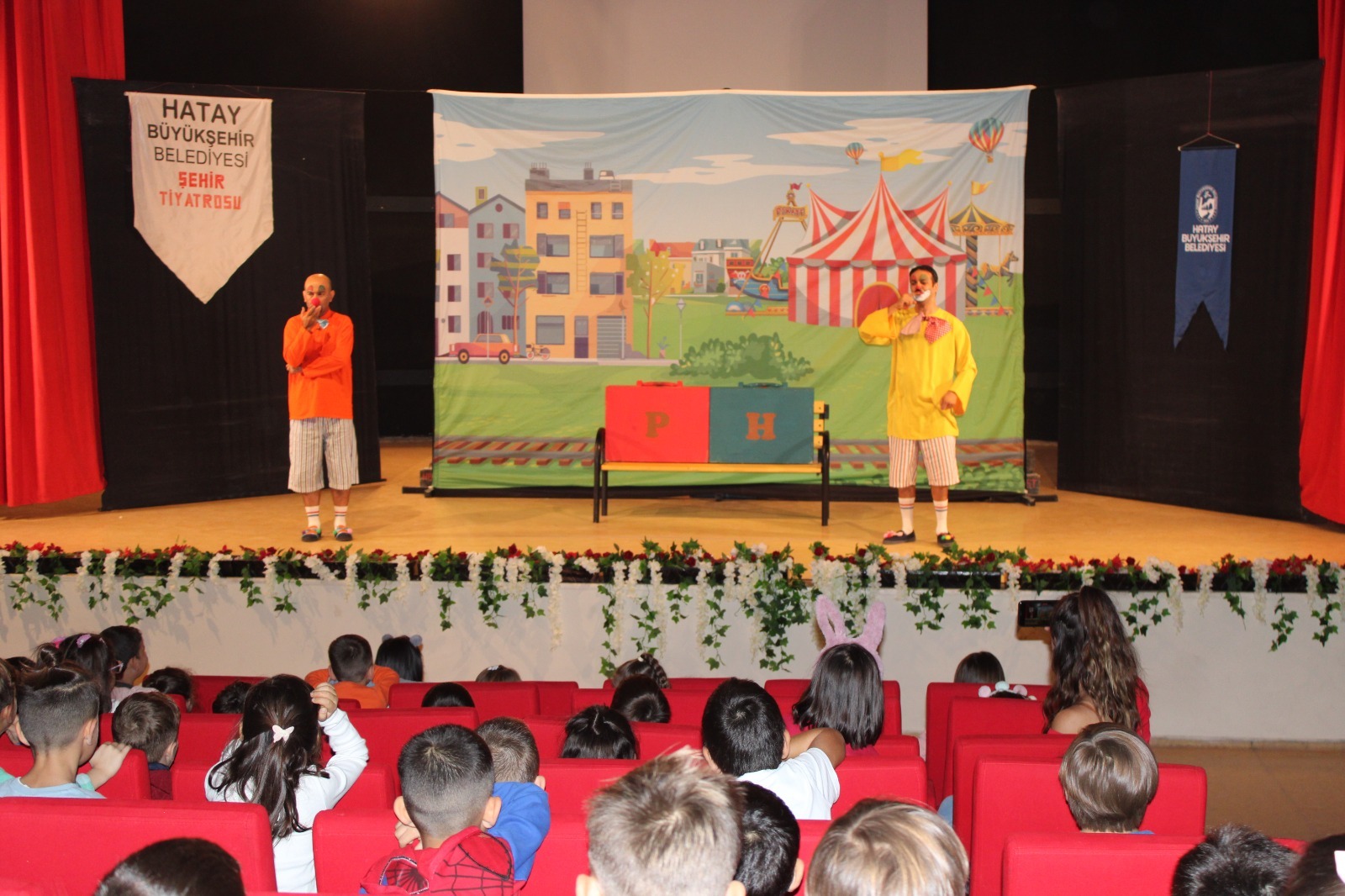 HBB ŞEHİR TİYATROSU MİNİKLERİN YÜZÜNÜ GÜLDÜRDÜ