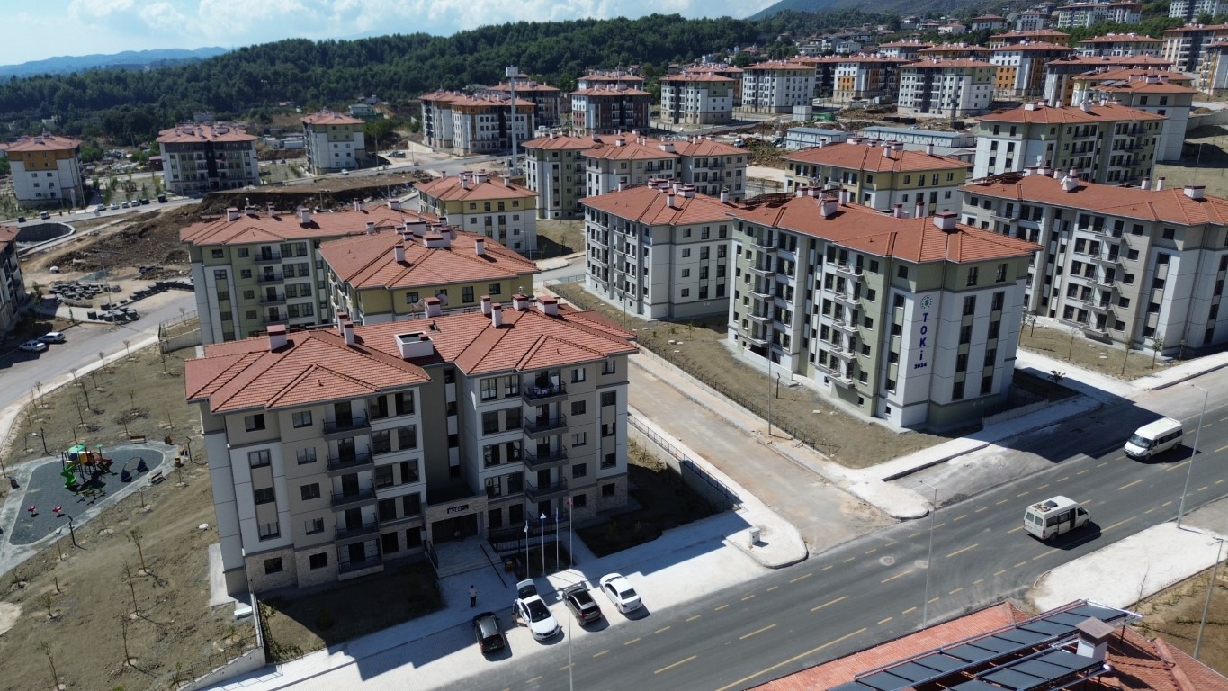 TEKNOLOJİ DEVİ BAYKAR'IN İNŞA ETTİĞİ DEPREM KONUTLARINDA YAŞAM BAŞLADI YENİ YUVASINA KAVUŞAN ERKAN UYSAL: "YENİ EVİMİZ SAYESİNDE KIŞLARI SICAK, RAHAT VE HUZURLU OLACAK" DEPREMZEDE VATANDAŞ TUĞBA UYSAL: "BAYKAR GRUBUNA BU KONUTU YAPTIĞI İÇİN TEŞEKKÜR EDERİZ"