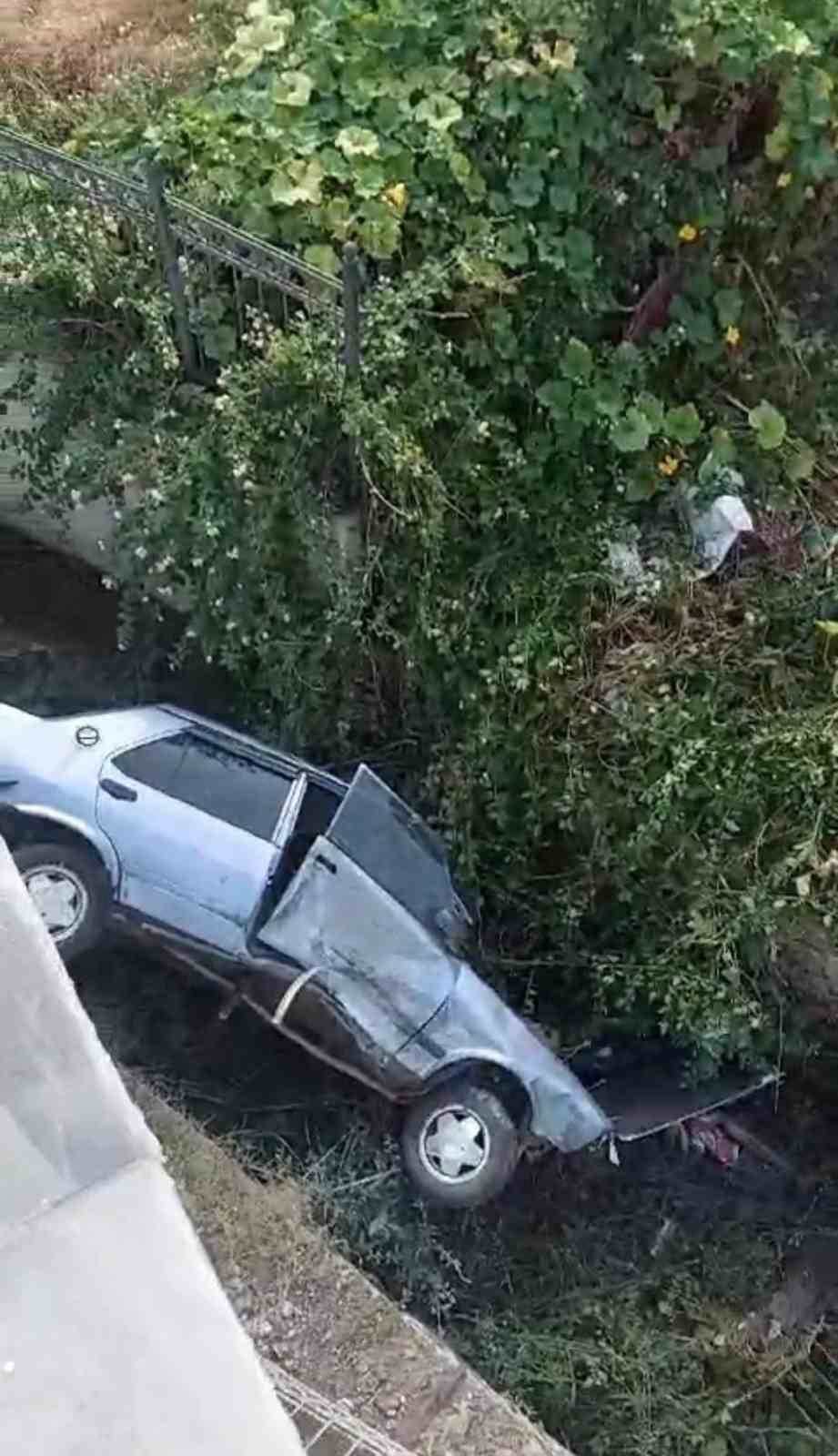 SU KANALINA DÜŞEN TOFAŞ'IN SÜRÜCÜSÜ YARALANDI