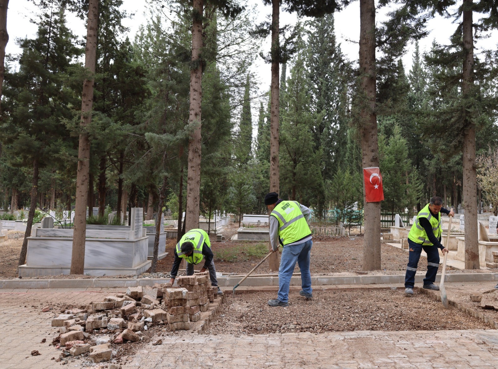 BÜYÜKŞEHİR, ACILI AİLELERİ YALNIZ BIRAKMIYOR