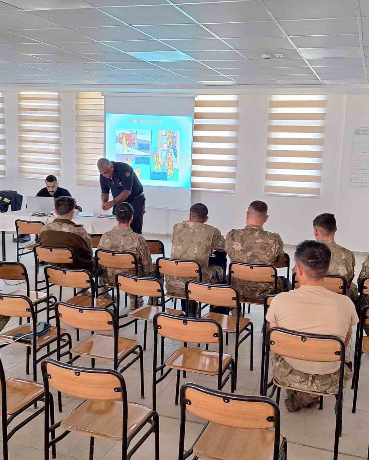 HATAY’DA ASKERLERE YANGIN GÜVENLİĞİ EĞİTİMİ VERİLDİ