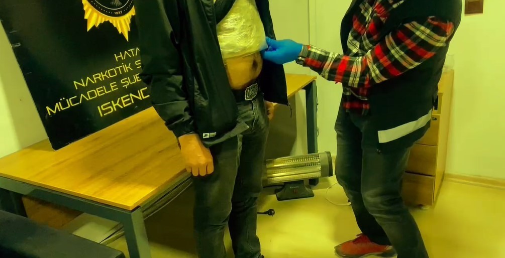 Hatay’da 2 kişi üzerlerine sardıkları 977 gram uyuşturucu ile yakalandı