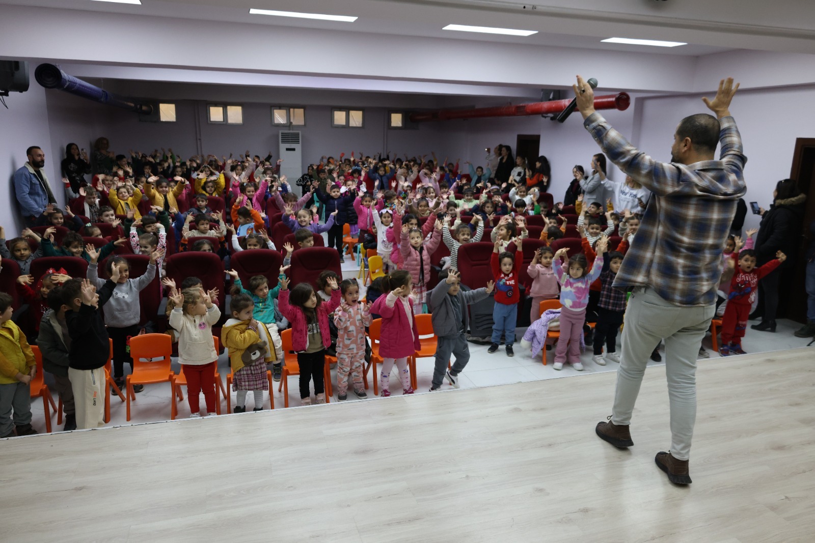 HBB TİYATROYLA TANIŞMAYAN ÇOCUK BIRAKMIYOR