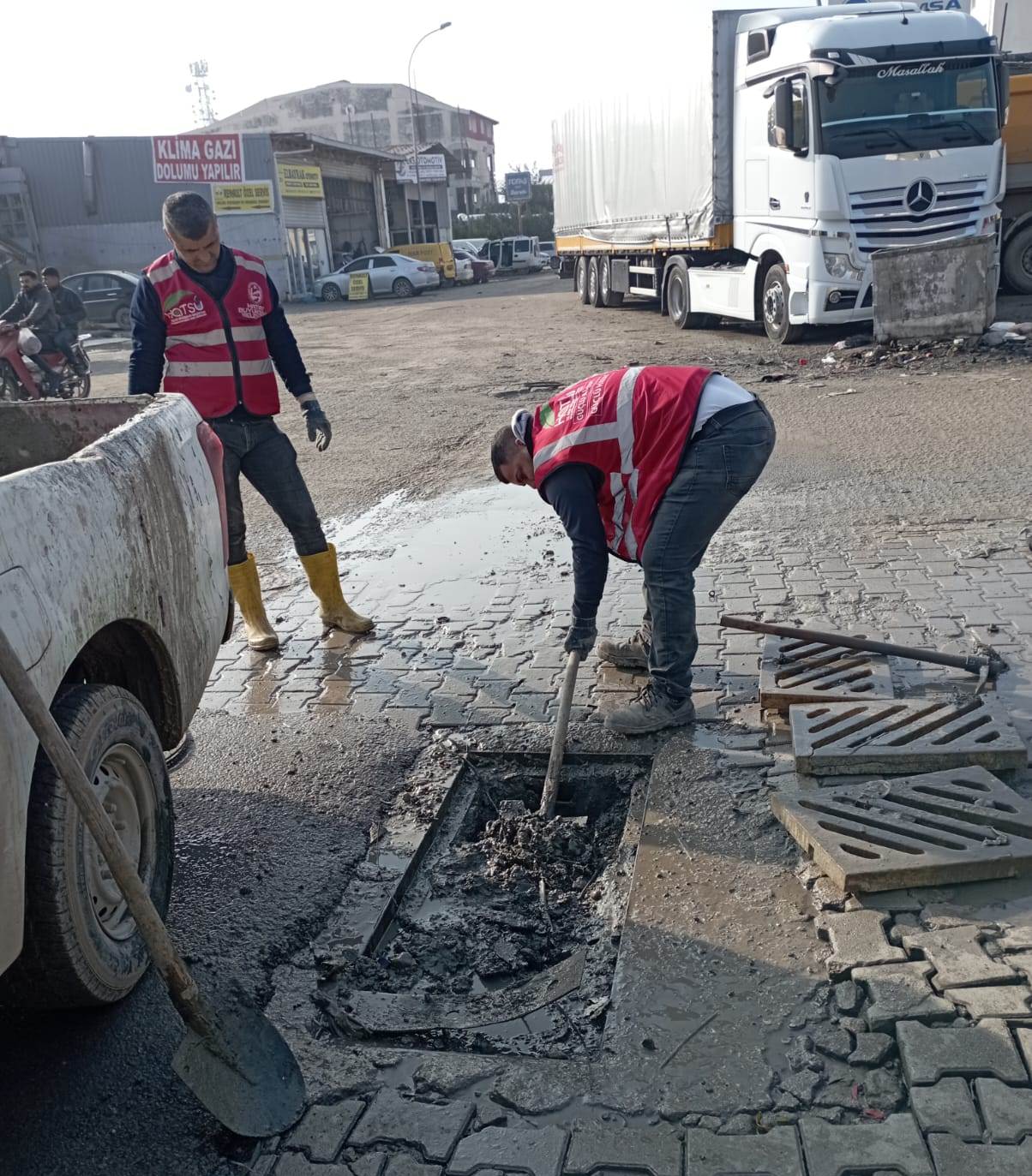 HATSU MAZGALLARI TEMİZLİYOR