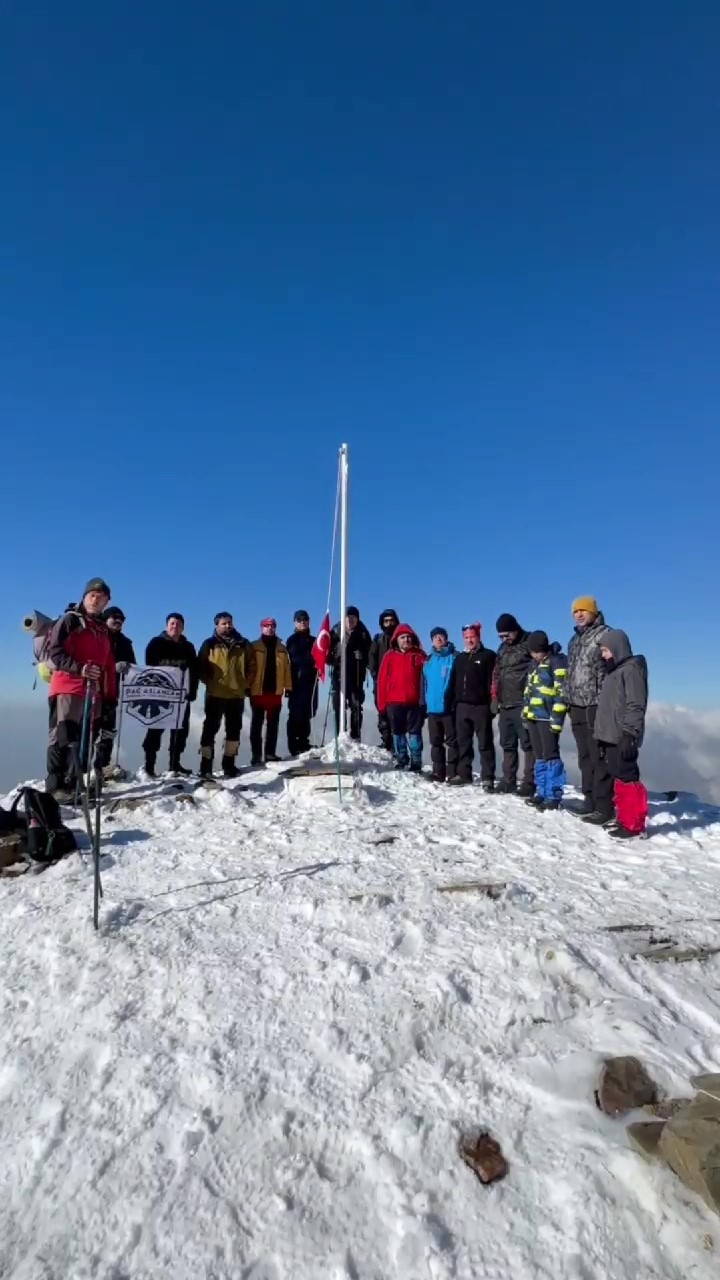 7 saatlik yürüyüşle 2 bin 240 rakımlı Mığır tepesine tırmanıp yıpranan Türk bayrağını değiştirdiler