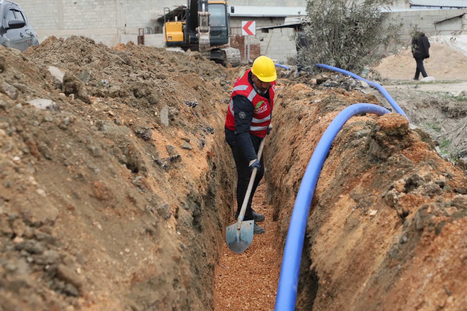 GÜLOVA’DA SÜREKLİ ARIZALANAN ŞEBEKE YENİLENİYOR