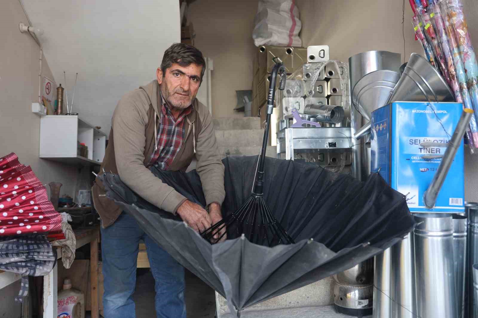 Şemsiye fiyatları artınca şemsiye tamirine ilgi arttı