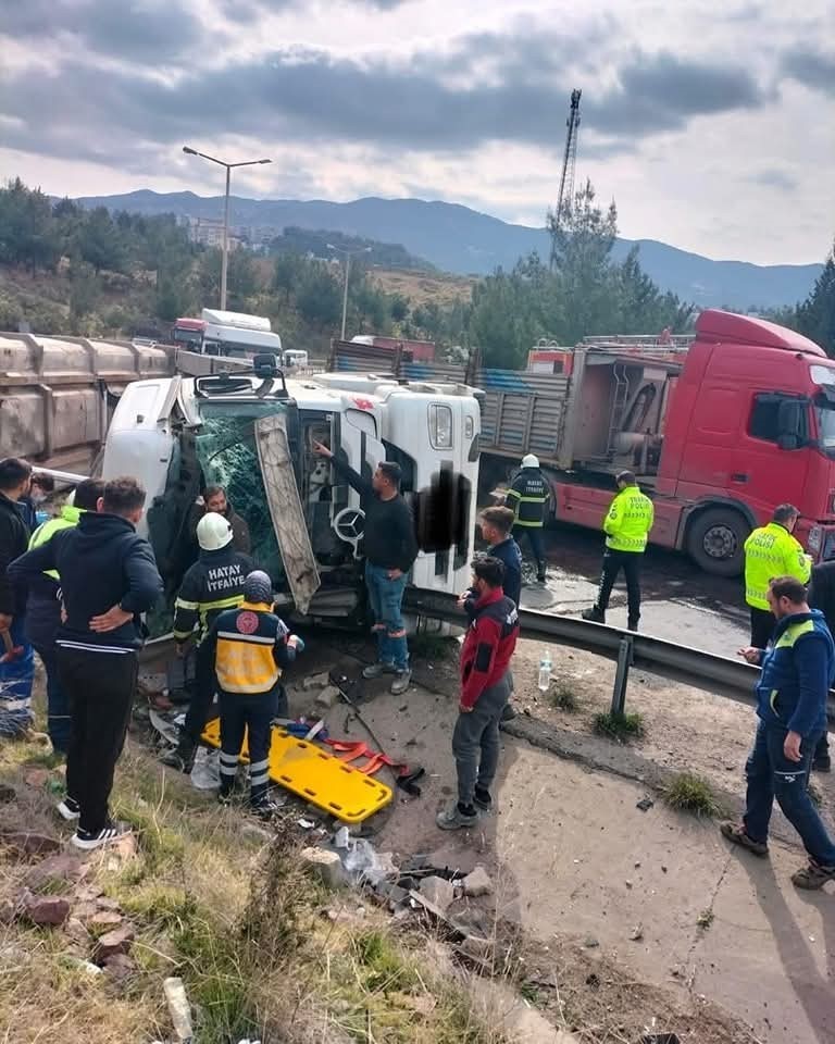 Devrilen demir yüklü kamyonun sürücüsü yaralandı