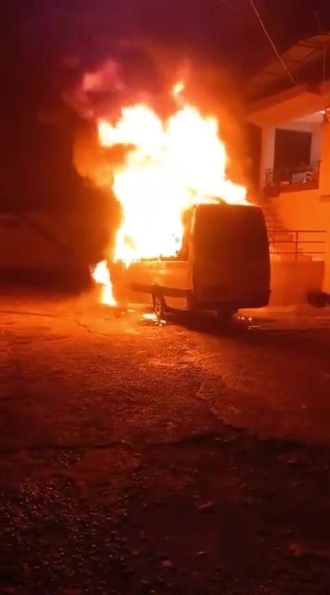 Hatay’da park halindeki minibüs alevlere teslim oldu