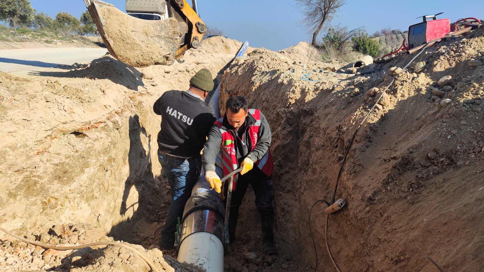 ALTINÖZÜ’NDE 14 MAHALLEYİ BESLEYEN TERFİ HATTI YENİLENDİ