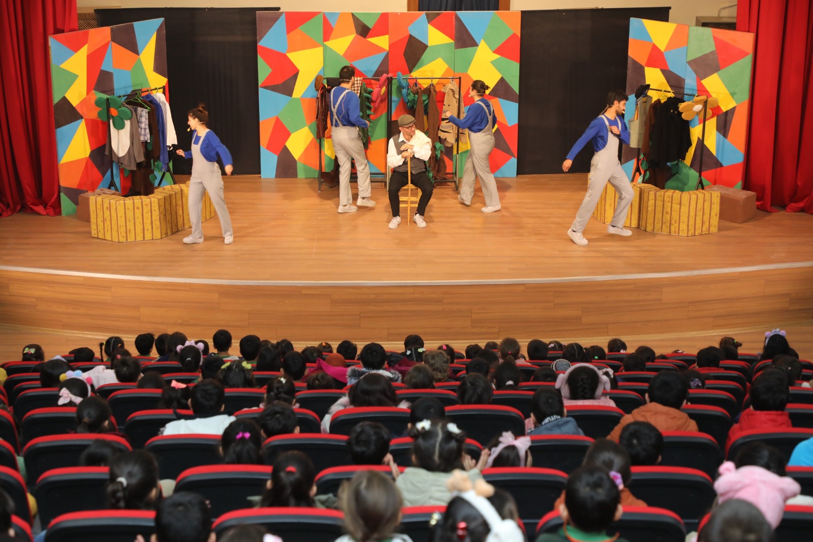 ÇOCUKLAR “MEDDAH AMCA” İLE HEM EĞLENDİ HEM ÖĞRENDİ