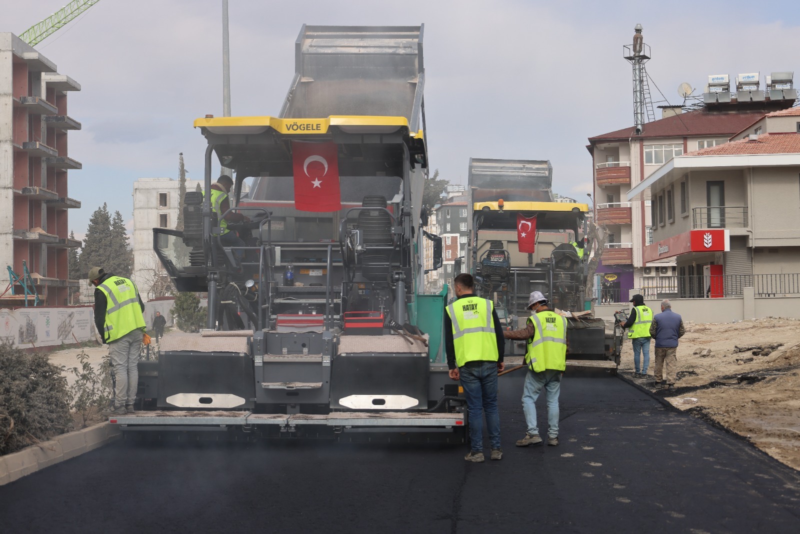 HBB, SÜMERLER MAHALLESİ’NE ASFALT SERİMİNE BAŞLADI