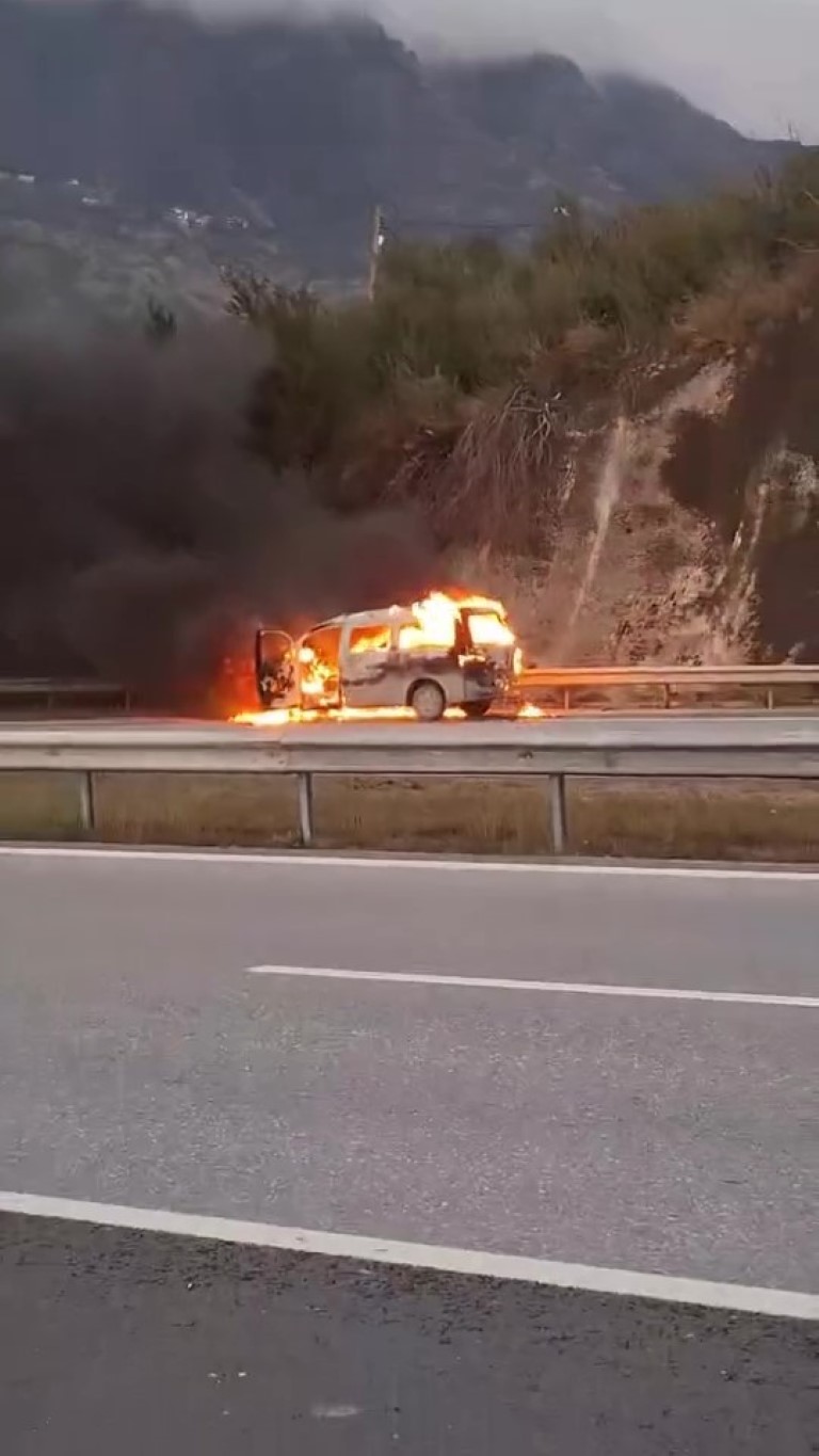 Seyir halindeki araç alevlere teslim oldu
