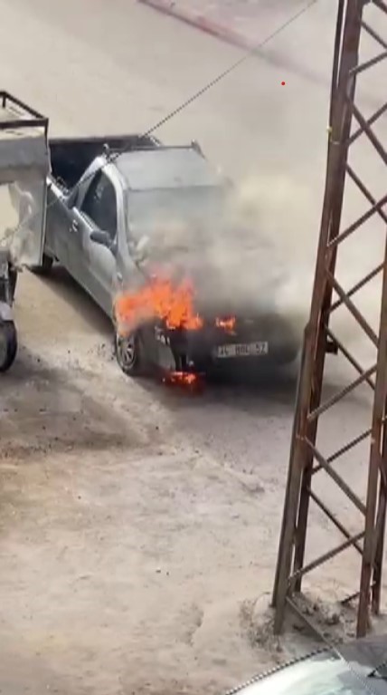 Hatay’da park halindeki kamyonet alevlere teslim oldu