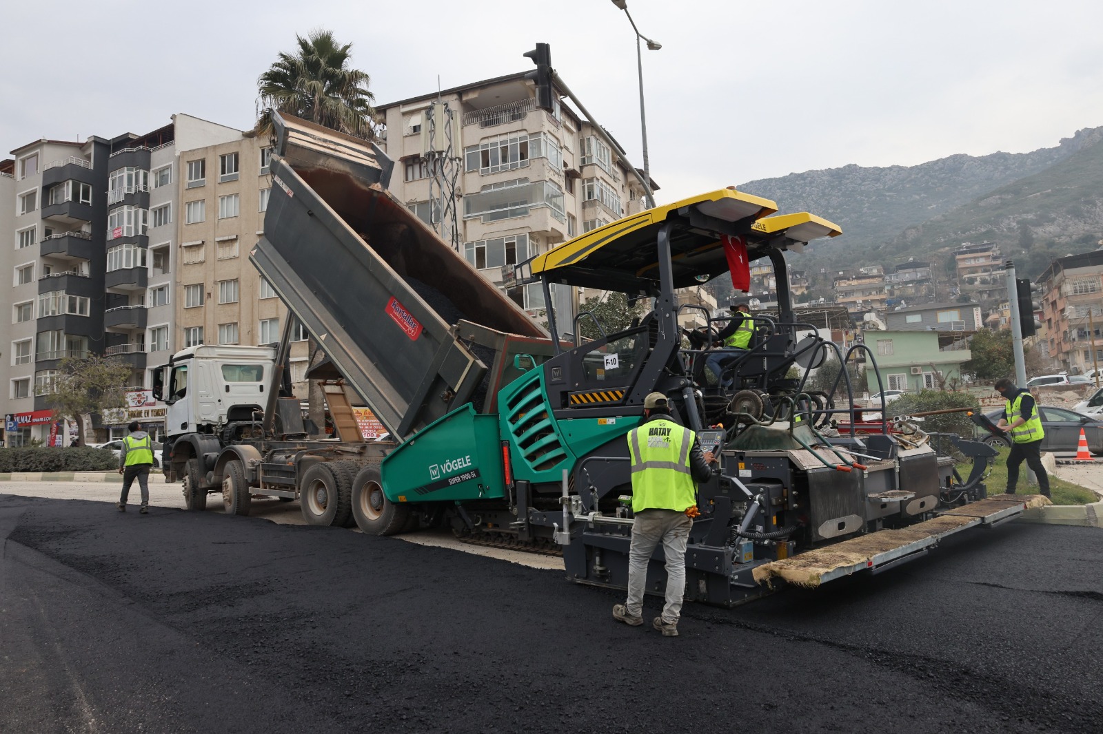 HBB’NİN DEFNE’DE ASFALT ÇALIŞMASI DEVAM EDİYOR;