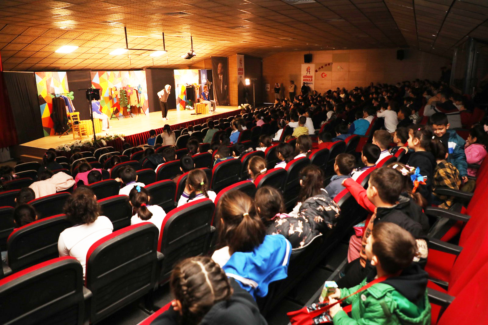 HBB ŞEHİR TİYATROSU MİNİKLERİN YÜZÜNÜ GÜLDÜRDÜ