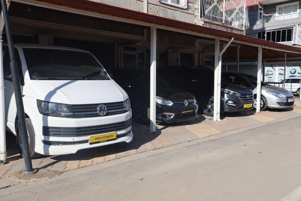 Ülkelerinde yeni bir hayat kurmak için araçlarını satan Suriyeliler, araç piyasasını düşürmeye devam ediyorlar