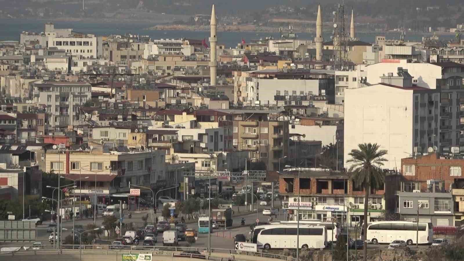 Depremle birlikte kira fiyatlarının tavan yaptığı İskenderun’da Suriyelilerin dönüşü ve afet konutlarının teslimi fiyatları düşürmeye başladı