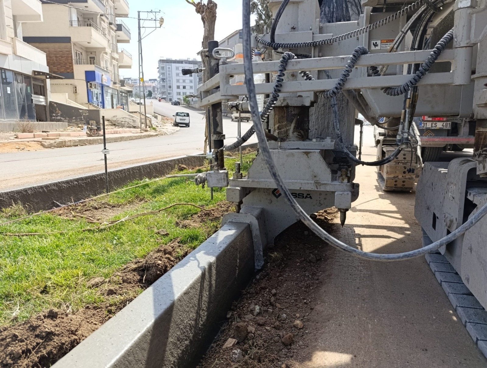 BETON FİNİŞER MAKİNESİ İLE ÇALIŞMALAR HIZ KAZANDI