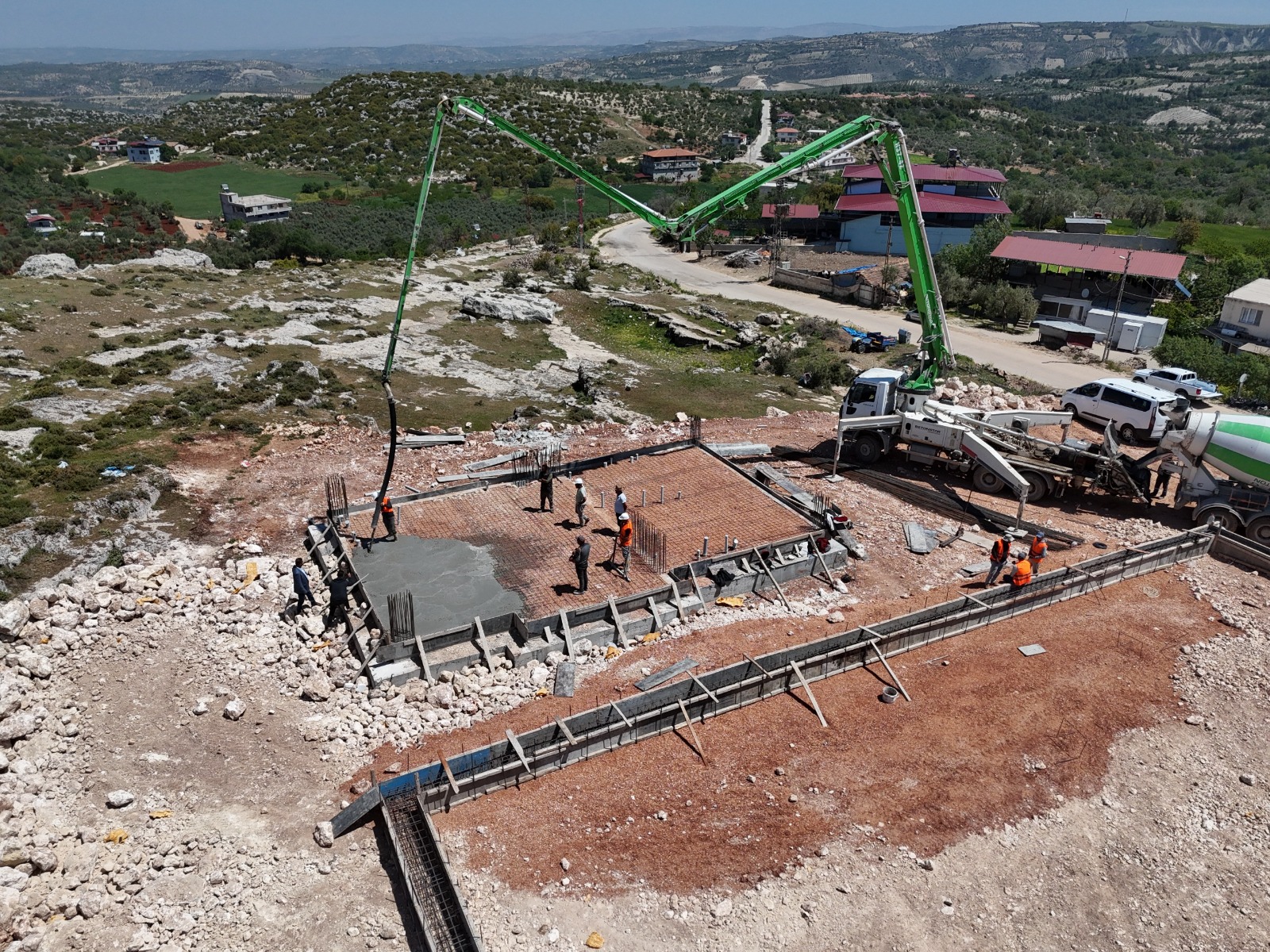 HBB’NİN HALI SAHALARI İLÇE İLÇE YÜKSELİYOR