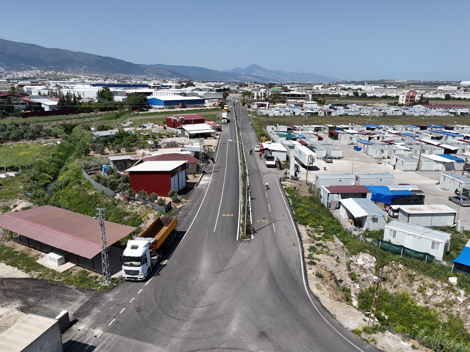 GÜZELBURÇ’UN ÇEHRESİ ASFALTLA DEĞİŞİYOR