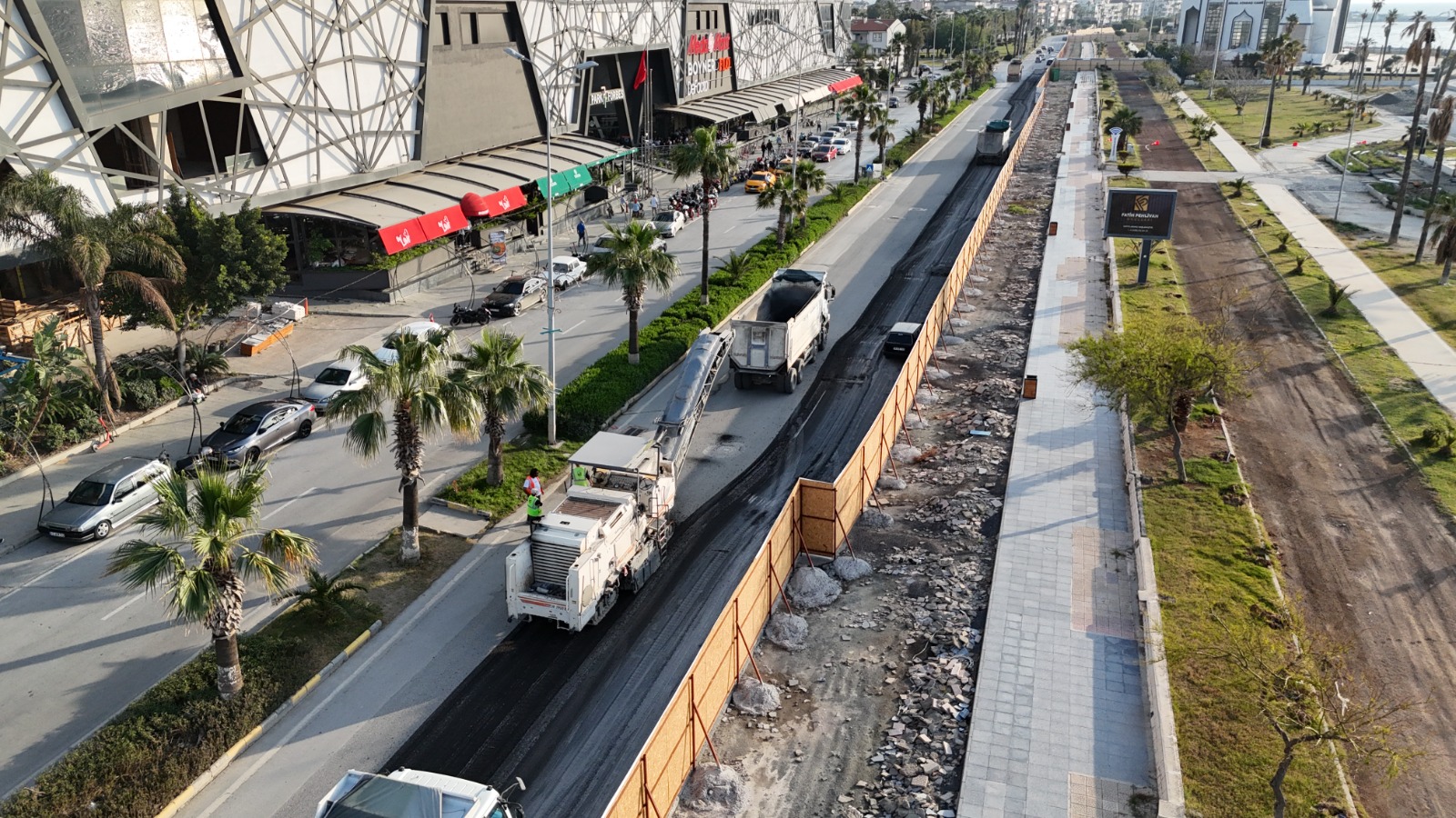 HBB, İSKENDERUN SAHİL YOLUNU ASFALTLIYOR