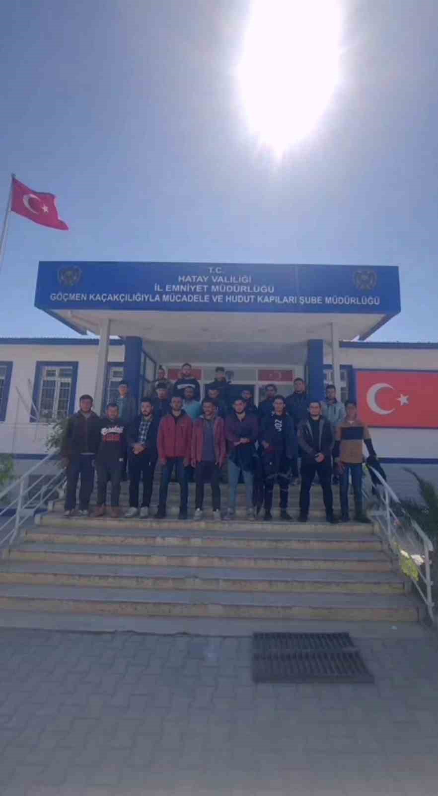GÖÇMENLERİ TIKA BASA MİNİBÜSE DOLDURAN ŞAHIS TUTUKLANDI