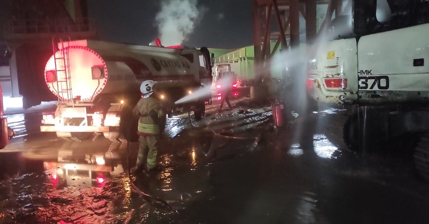 İskenderun’da iş makinesi yangını