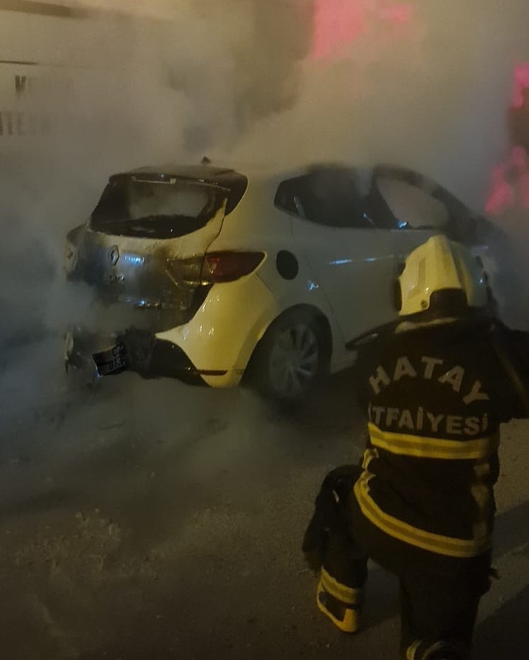 Park halindeki otomobilde yangın
