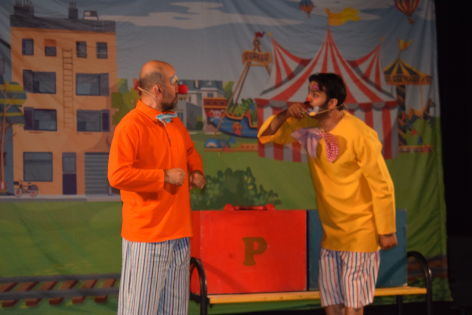 HBB TİYATROSU, MİNİK ÖĞRENCİLERİN YÜZÜNÜ GÜLDÜRDÜ