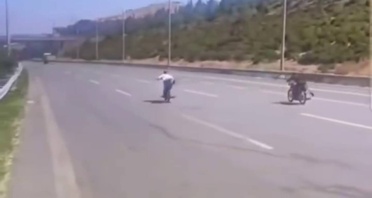 Otobanda motorun üzerine uzanarak ölüme yarış pahalıya patladı
