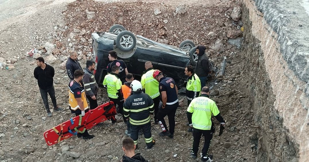 Ters dönen aracın sürücü yaralandı