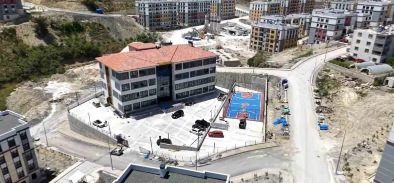 ORHANLI AFET KONUTLARINDA İNŞA EDİLEN İLKOKUL VE ORTAOKULDA SONA GELİNDİ