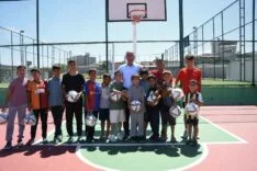 BAŞKAN SÖZ VERİP, YERİNE GETİRDİĞİ SAHADA ÇOCUKLARLA BASKETBOL OYNADI