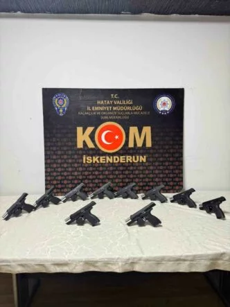 MOTOR KISMI BAŞTA OLMAK ÜZERE HER YERİNE SİLAH SAKLANAN ARAÇ POLİSTEN KAÇAMADI
