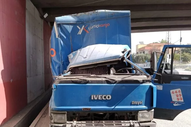 İŞÇİ SERVİSİ, KARGO KAMYONUYLA ÇARPIŞTI