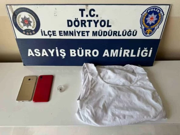 EHLİYET SINAVINDA KOPYA ÇEKMEK İSTEYEN ŞAHIS KULAKLIĞI TAKARKEN YAKAYI ELE VERDİ