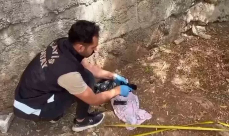 POLİSLERİN DİKKATİ POŞETTE SAKLANMIŞ TABANCAYI ORTAYA ÇIKARDI