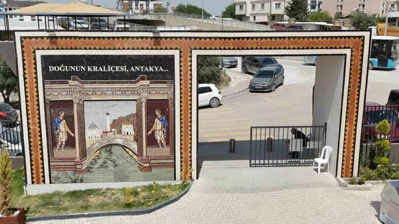 BİNLERCE MOZAİK TAŞINI 140 GÜNDE İLMİK İLMİK İŞLEYEREK DOĞU'NUN KRALİÇESİ ANTAKYA'YI ORTAYA ÇIKARDI