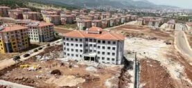 HASSA’DA DEPREMİN ARDINDAN İNŞA EDİLEN EĞİTİM YUVALARI MEST EDİYOR