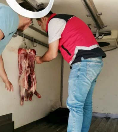 UYGUN ŞARTLARDA TAŞINMAYAN 34 KİLO ET İMHA EDİLDİ