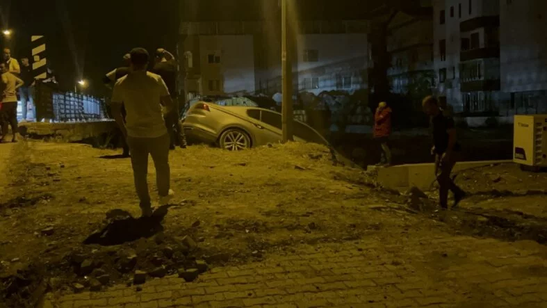 NAVİGASYON MAĞDURU SÜRÜCÜNÜN KULLANDIĞI OTOMOBİL YIKIMI YAPILAN BİNA ARAZİSİNE UÇTU