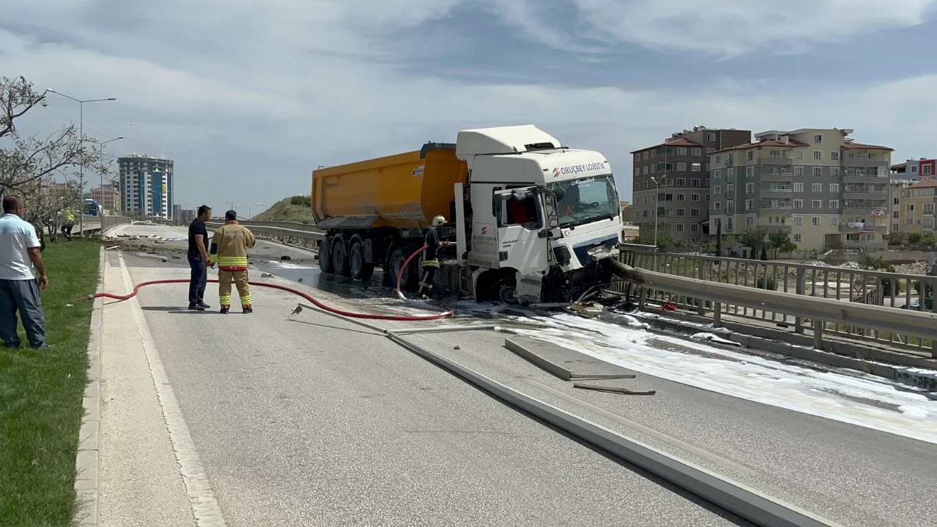 BARİYERLERİ AŞARAK İLERLEYEN KAMYON ÜST GEÇİTTEN UÇMAYA RAMAK KALA DURDU