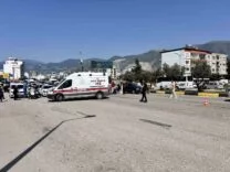 HATAY’DA YOLUN KARŞISINA GEÇMEYE ÇALIŞAN YAŞLI KADINA OTOMOBİL ÇARPTI