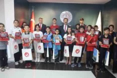 DEPREMİN YARALARININ SARILDIĞI HATAY’DA 16 ÖĞRENCİ BURSLULUK SINAVINDAN 500 TAM ALMAYI BAŞARDI GİRDİĞİ BURSLULUK SINAVINDA TÜM SORULARI DOĞRU CEVAPLAYAN ALPER, İSMİNİ TAŞIDIĞI ALPER GEZERAVCI GİBİ UZAYA ÇIKMAK İSTİYOR