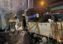 ÜST GEÇİT DUVARINA ÇARPAN KAMYONDAKİ 2 KİŞİ YARALANDI