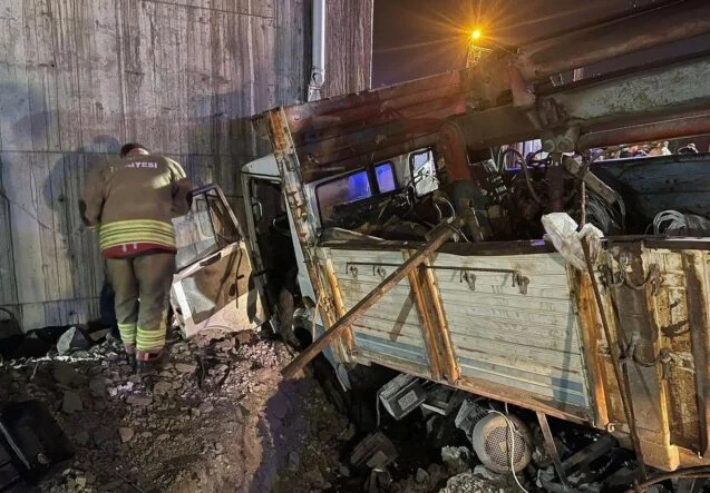 ÜST GEÇİT DUVARINA ÇARPAN KAMYONDAKİ 2 KİŞİ YARALANDI