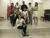 VELİLERİN KURDUĞU "ÇOCUKLAR DERSE BİZ SAHNEYE" TOPLULUĞU SAHNELEDİĞİ "AH ŞU GENÇLER" ADLI OYUNLA BÜYÜK BEĞENİ TOPLADI.